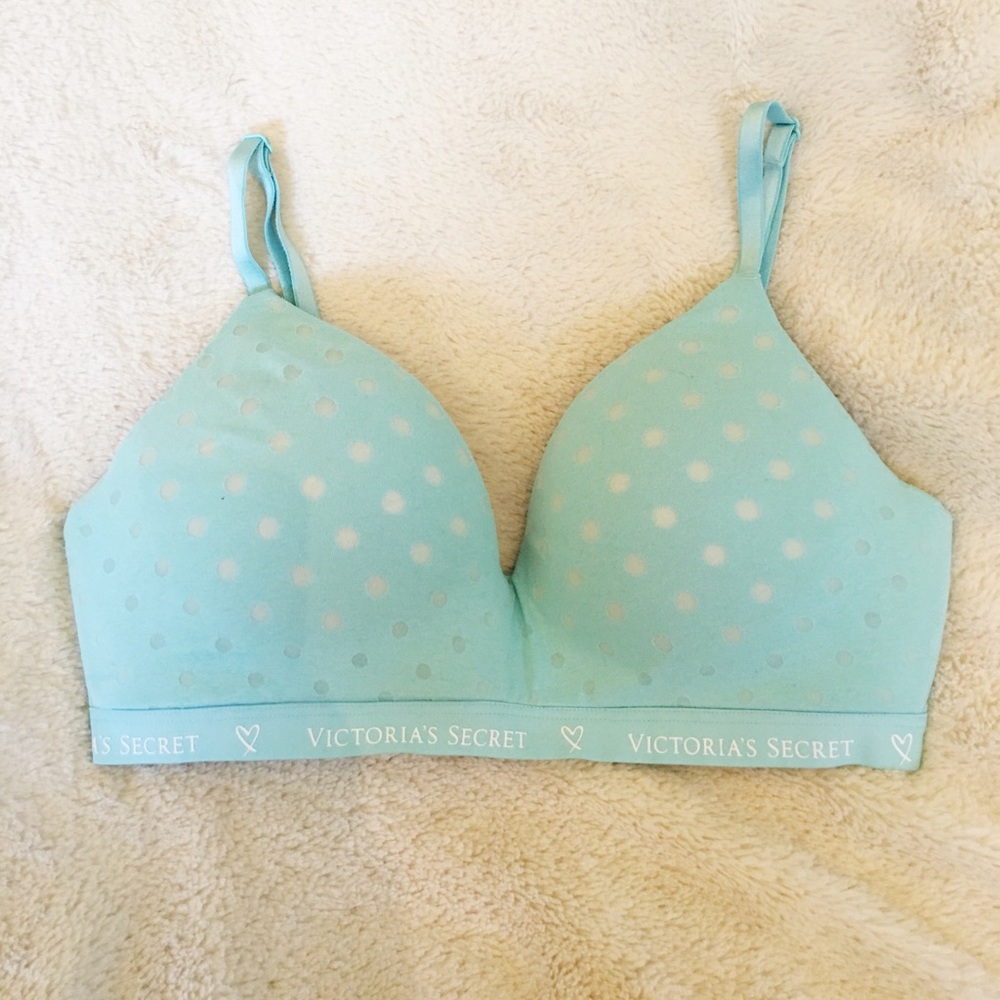 NWOT Victoria’s Secret lightly lined t shirt bra.